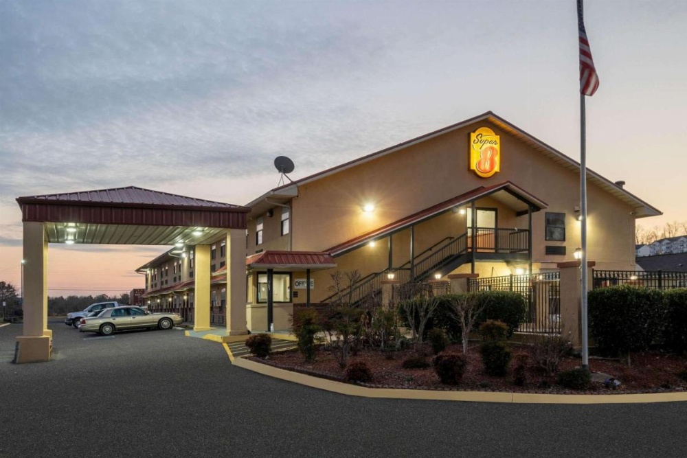 Super 8 by Wyndham Cleveland Image 20
