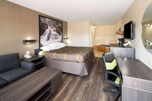 Super 8 by Wyndham Cleveland image 3