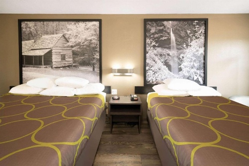 Super 8 by Wyndham Cleveland image 9